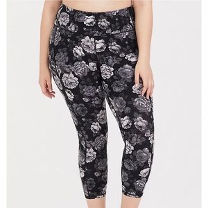 TORRID GREY FLORAL CROP ACTIVE LEGGING W/ PKTS